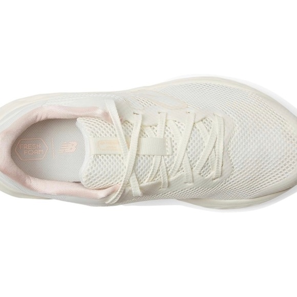 New Balance girls Cream and Pink Running Shoes 4.5 - Picture 2 of 8